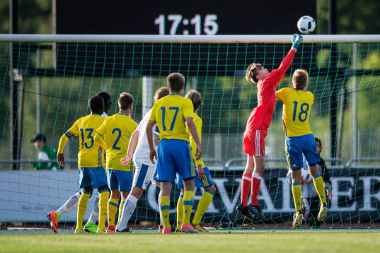 Sveriges målvakt Hugo Claesson med en räddning