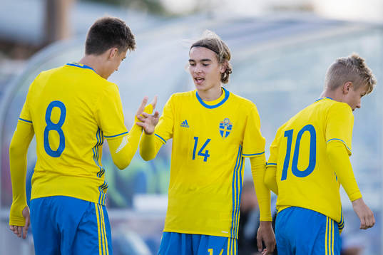 Sveriges Tim Prica (tv) och Aleksander Nilsson jublar