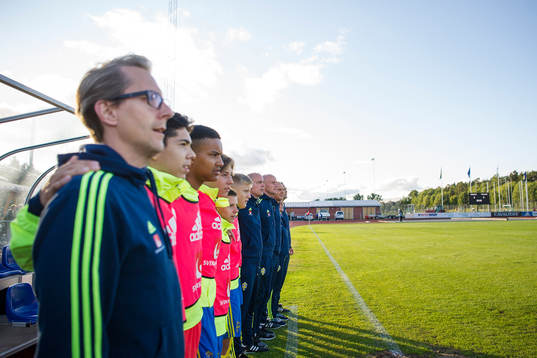 Sveriges bänk med förbundskapten Christofer Augustsson