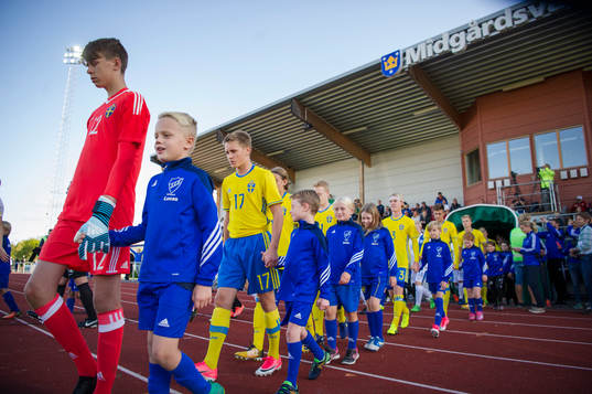 Sveriges målvakt Hugo Claesson och Teo Grönborg