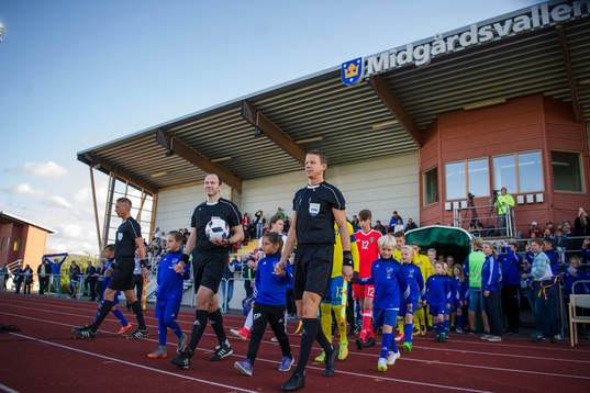 domare Jonas Eriksson går in på Midgårdsvallen