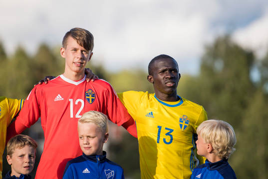 Sveriges målvakt Hugo Claesson och David Ngoma