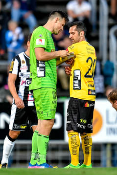 Elfsborgs målvakt Kevin Stuhr Ellegaard lämnar över