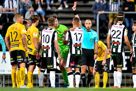 Elfsborgs målvakt Kevin Stuhr Ellegaard får rött kort av
