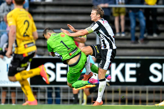 Elfsborgs målvakt Kevin Stuhr Ellegaard tacklar