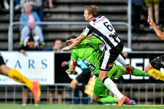 Elfsborgs målvakt Kevin Stuhr Ellegaard tacklar