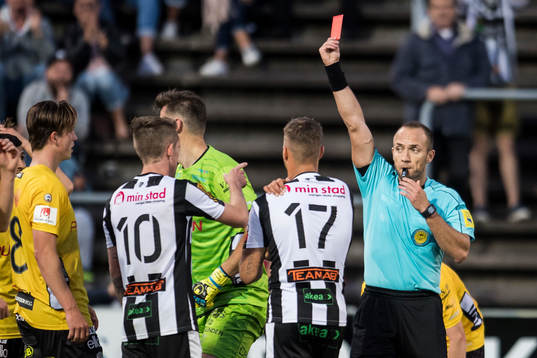 Elfsborgs målvakt Kevin Stuhr Ellegaard får rött kort av