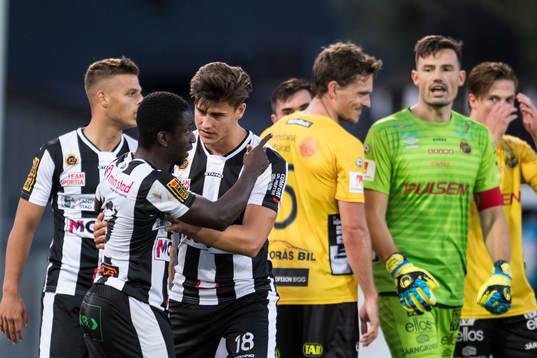 Landskronas Thierry Zahiu visar med handen mot Elfsborgs