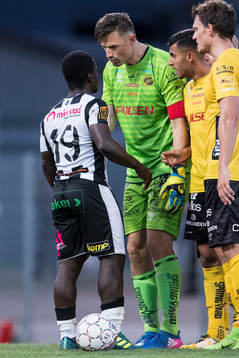 Landskronas Thierry Zahiu i en het diskussion med Elfsborgs