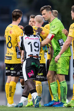 Landskronas Thierry Zahiu försöker få tag på Elfsborgs