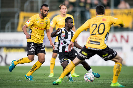Landskronas Thierry Zahiu mellan Elfsborgs Emir Bajrami och