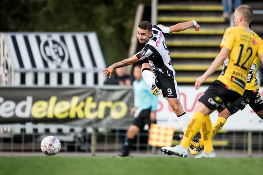 Landskronas Filip Pivkovski skjuter