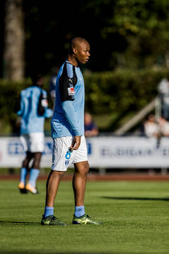Malmö FFs Carlos Strandberg värmer upp
