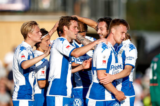 IFK Göteborgs Sebastian Ohlsson jublar med lagkamrater