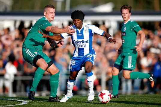 Landvetters Patrik Hansson och IFK Göteborgs Sam Adekugbe