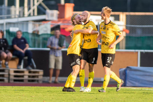 Gamla Upsalas Henrik Englund firar sitt 1-1 mål