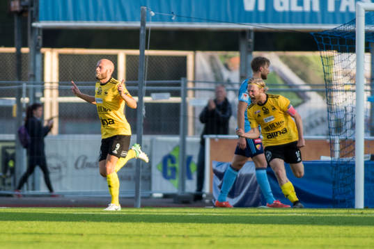 Gamla Upsalas Henrik Englund (v) jublar