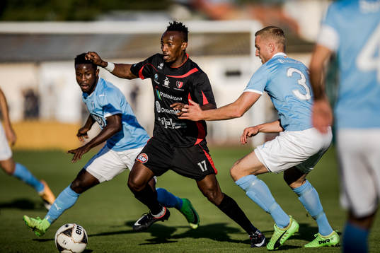 Trollhättans Charles Ikenna Kean före Malmö FFs Franz