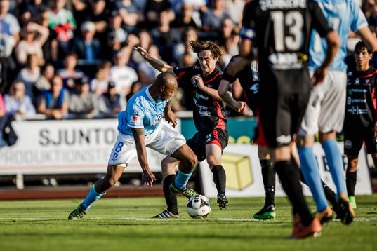 Malmö FFs Carlos Strandberg och Trollhättans Sean Conaboy