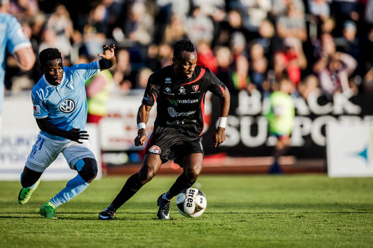 Trollhättans Charles Ikenna Kean före Malmö FFs Kingsley