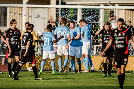 Malmö FFs Anton Tinnerholm har gjort 1-2 och jublar med
