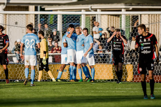 Malmö FFs Anton Tinnerholm har gjort 1-2 och jublar med