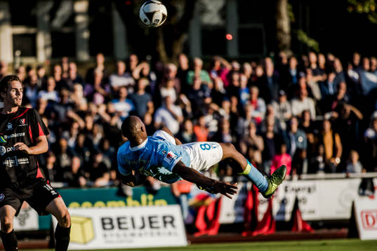 Malmö FFs Carlos Strandberg med bicykleta