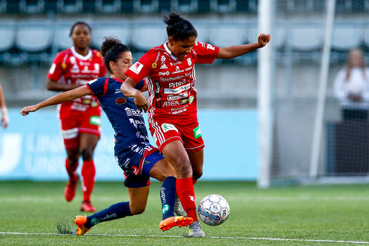Linköpings Claudia Neto och Piteås Madelen Janogy