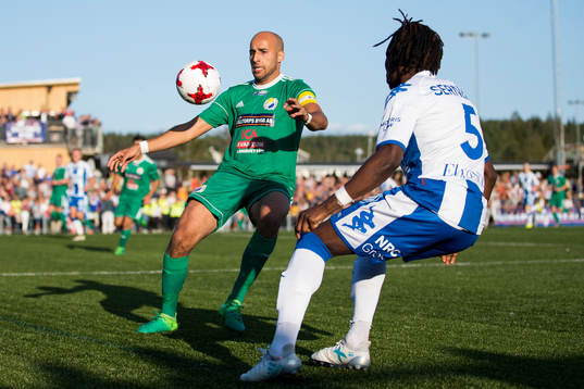 Landvetters Yasin Belouati mot IFK Göteborgs Sam Adekugbe