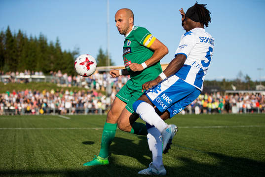 Landvetters Yasin Belouati mot IFK Göteborgs Sam Adekugbe