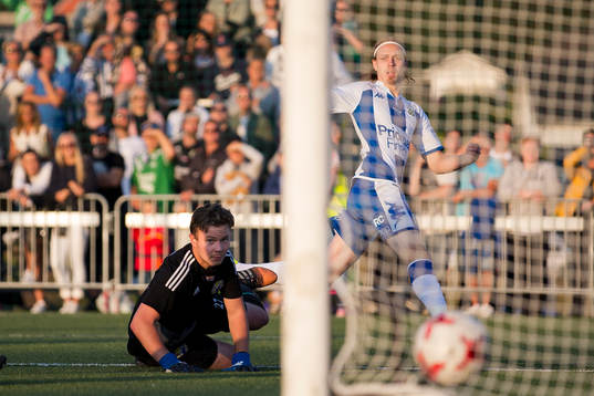IFK Göteborgs Elias Mar Omarsson skjuter 2-0 bakom