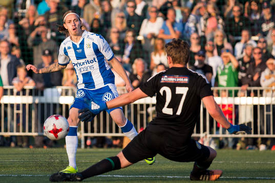 IFK Göteborgs Elias Mar Omarsson skjuter 2-0 bakom
