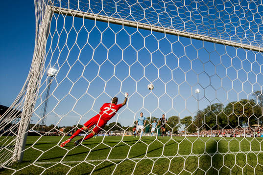 Malmö FFs målvakt Johan Dahlin släpper in mål till 1-0