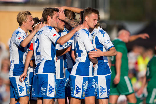 IFK Göteborgs Sebastian Ohlsson jublar ihop med lagkamrater