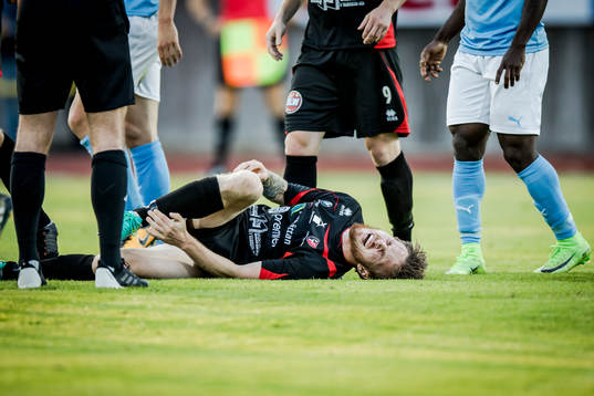 Trollhättans Jonas Emanuelsson liggande skadad