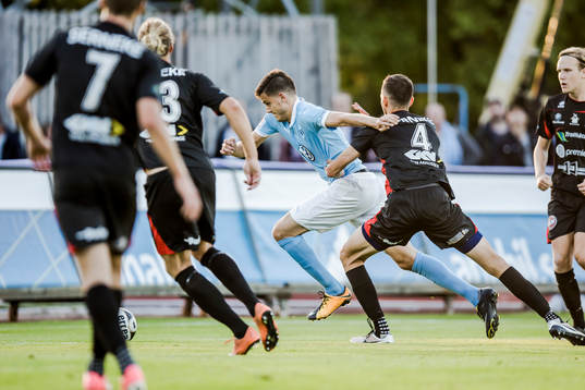 Malmö FFs Alexander Jeremejeff  på väg igenom