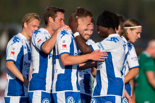 IFK Göteborgs Sebastian Ohlsson jublar ihop med lagkamrater