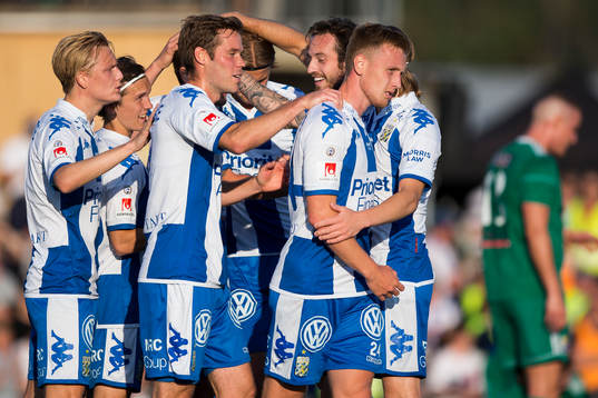 IFK Göteborgs Sebastian Ohlsson jublar ihop med lagkamrater
