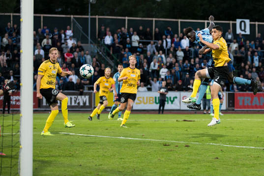 Djurgårdens Aliou Badji nickar in ett mål