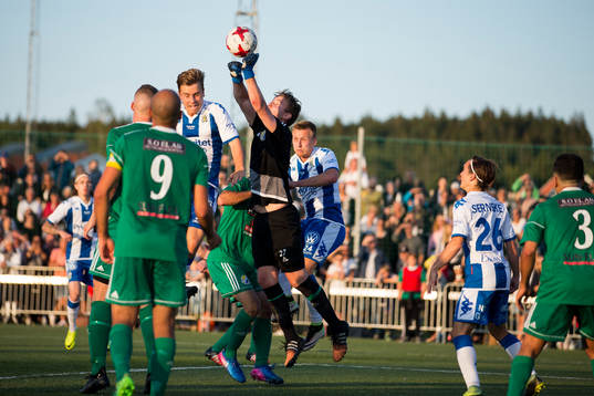 Landvetters målvakt Martin Laanemets boxar bort ett inlägg