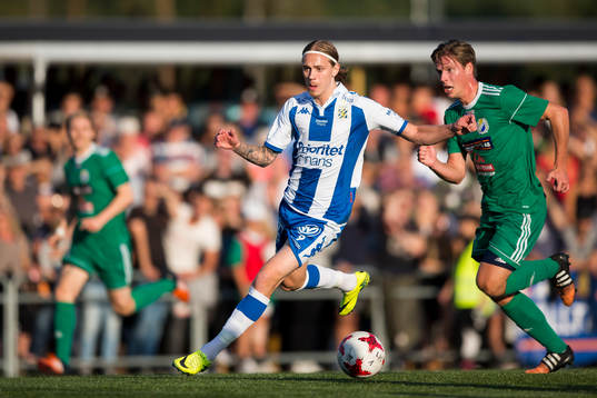 IFK Göteborgs Elias Mar Omarsson före Landvetters Ludwig