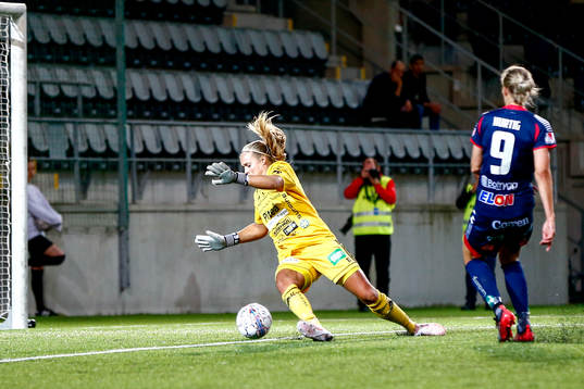 Linköpings Lina Hurtig gör 2-3 bakom Piteås målvakt