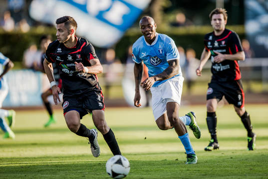 Malmö FFs Carlos Strandberg och Trollhättans Anton Agrest