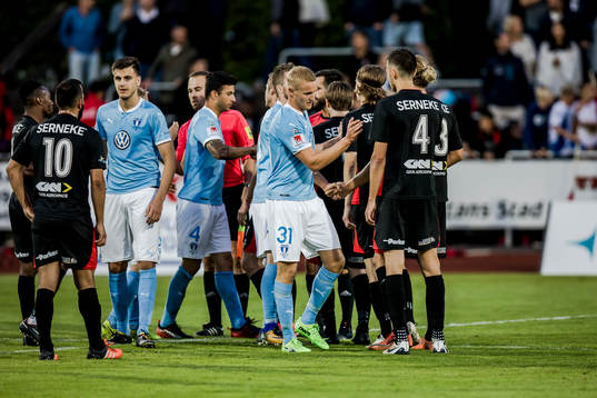 Spelarna tackar varandra