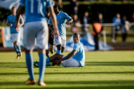 Malmö FFs Carlos Strandberg sittandes på gräset