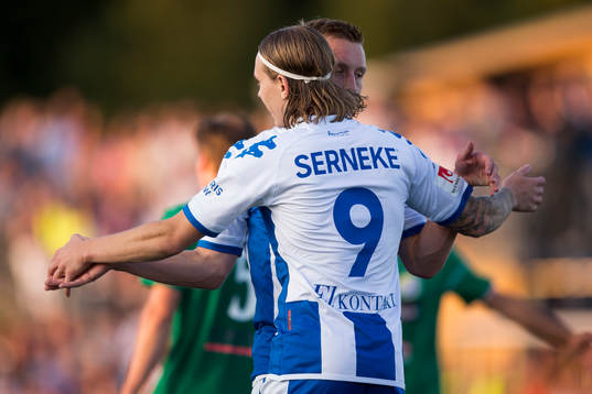 IFK Göteborgs Elias Mar Omarsson jublar och omfamnas av