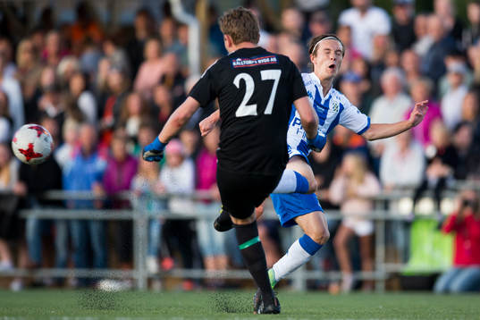 Landvetters målvakt Martin Laanemets i kamp om bollen med