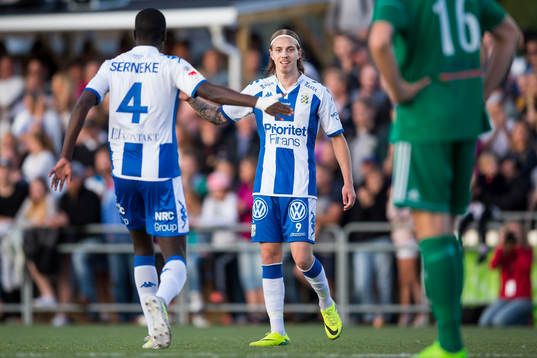 IFK Göteborgs Elias Mar Omarsson jublar ihop med Adil Titi