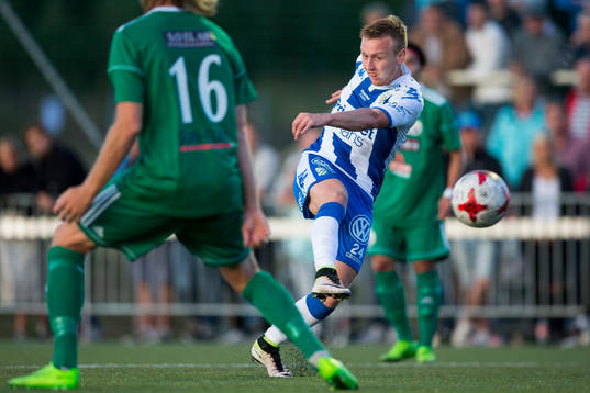 IFK Göteborgs Sebastian Ohlsson skjuter ett skott