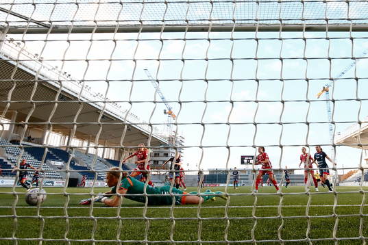 Linköpings Cajsa Andersson släpper in mål 0-2 av Hanna